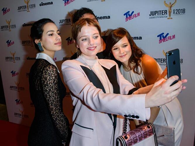 Jella Haase macht ein Selfie