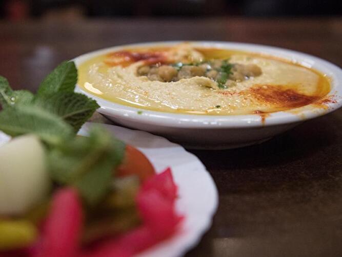 Hummus-Teller