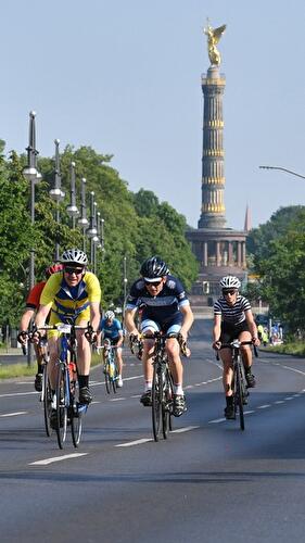 Teilnehmer vor der Siegessäule