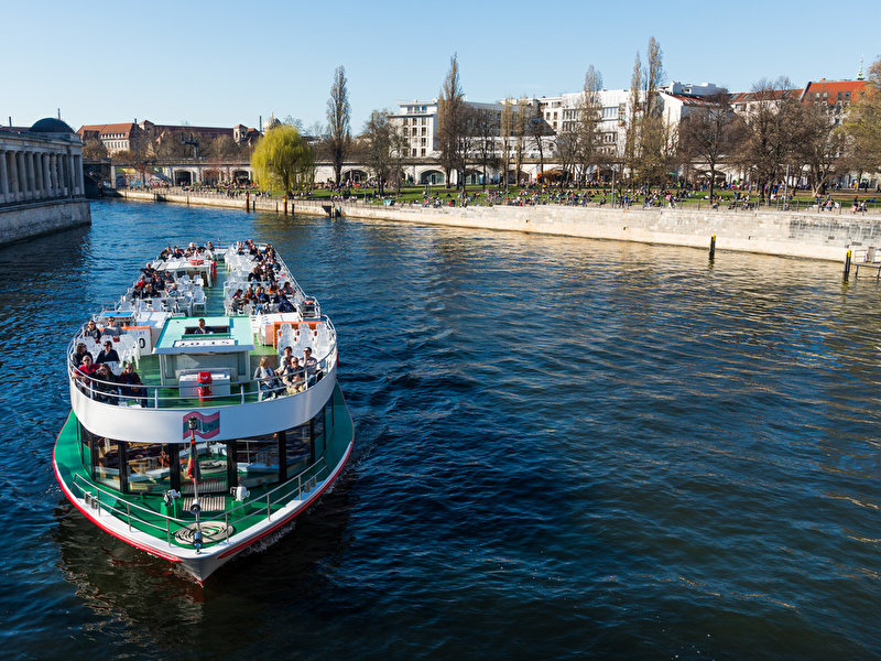 Schiff auf der Spree