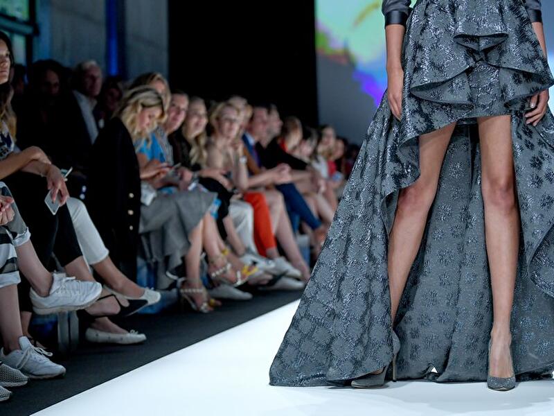 Asymmetrische Kleider