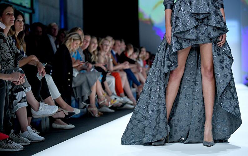 Asymmetrische Kleider