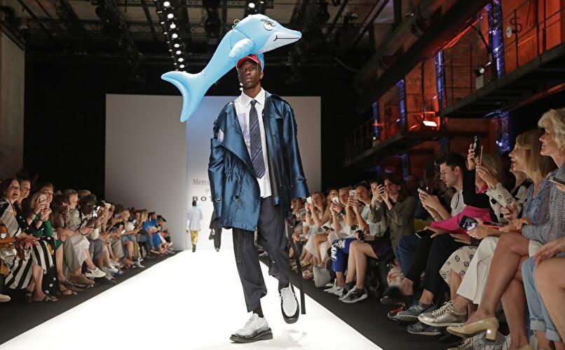 Mit aufgeblasenem Delphin