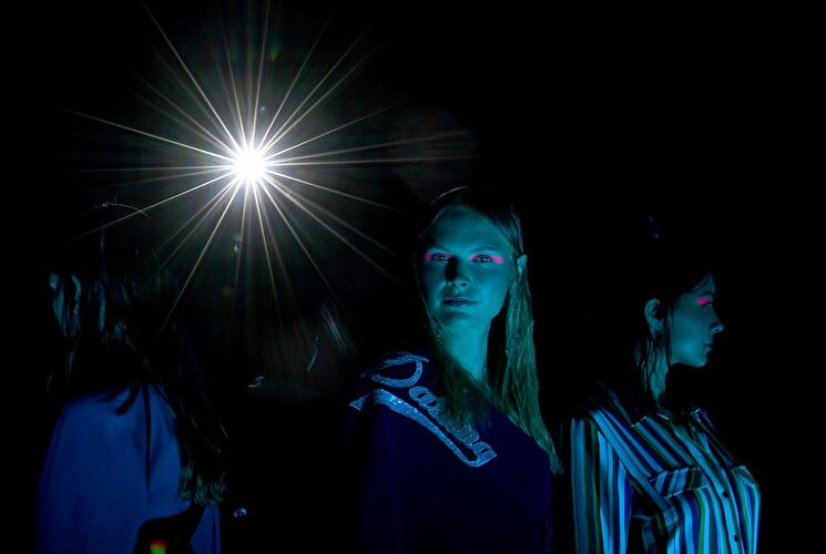 Laufsteg bei wenig Licht