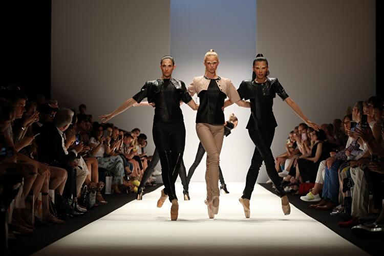 Drei Models auf dem Laufsteg