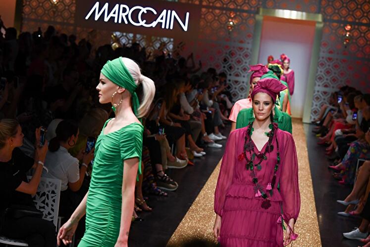 Bunte Farben auf dem Laufsteg