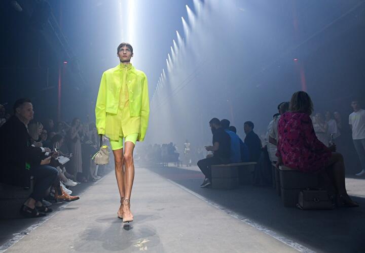 Knallige Neontöne auf dem Catwalk