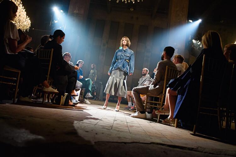 Bürochic mit Jeansjacke