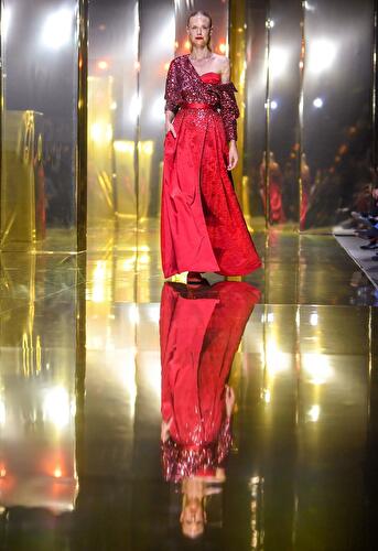 Rotes Abendkleid vor goldenem Hintergrund