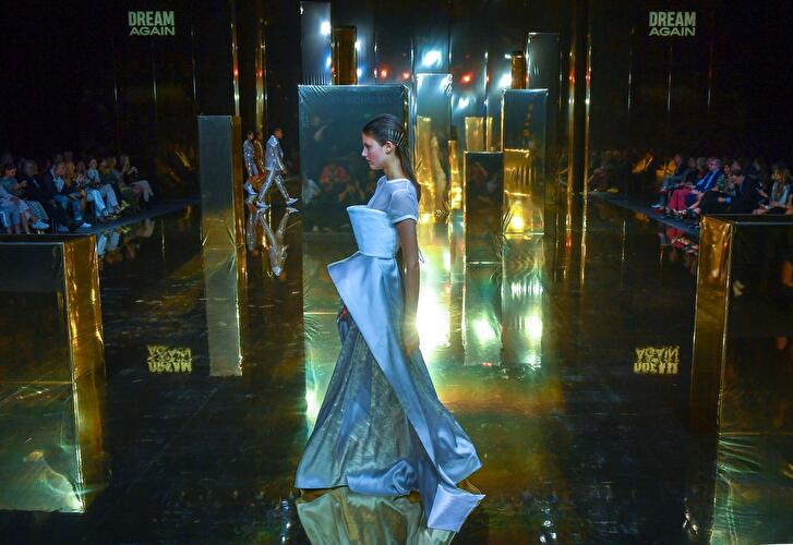 Futuristische Abendkleider