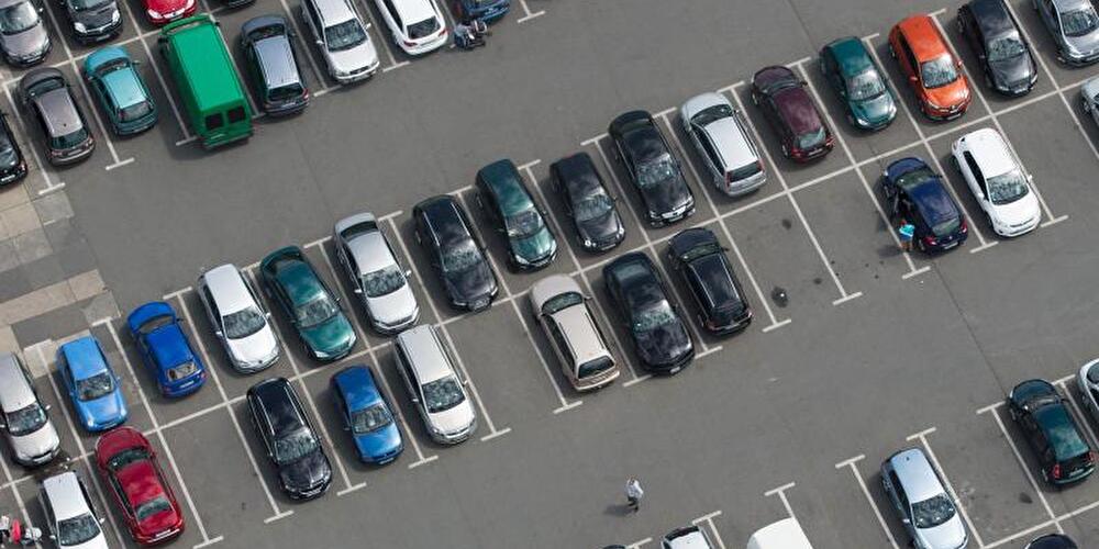 Autos auf einem Parkplatz