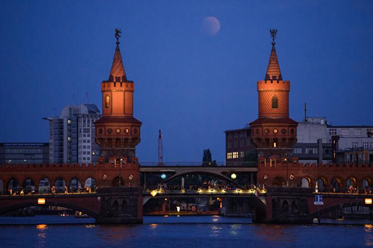Mondfinsternis 2018 - Oberbaumbrücke