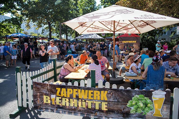 Berliner Biermeile auf der Karl-Marx-Allee