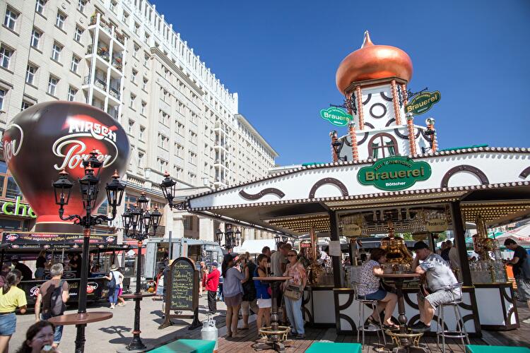 Berliner Biermeile auf der Karl-Marx-Allee