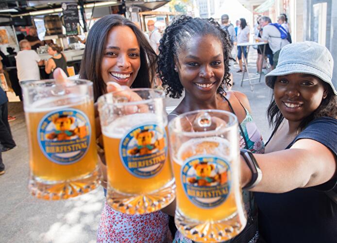 Berliner Biermeile auf der Karl-Marx-Allee