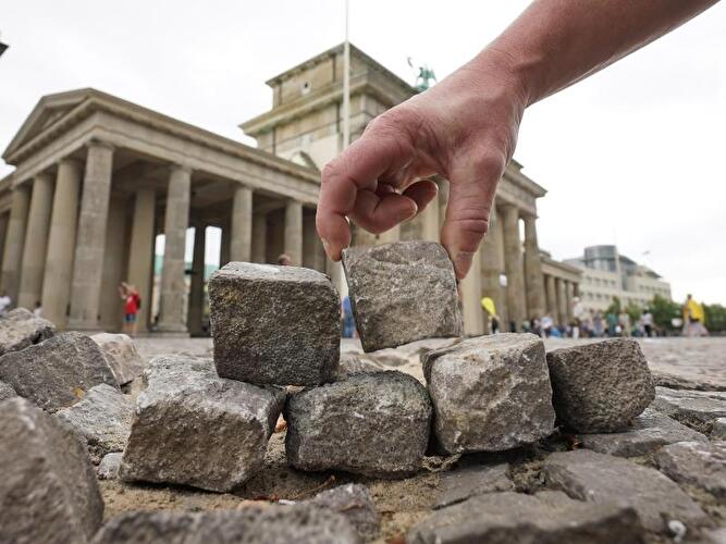 Wiederaufbau der Mauer als Kunstprojekt
