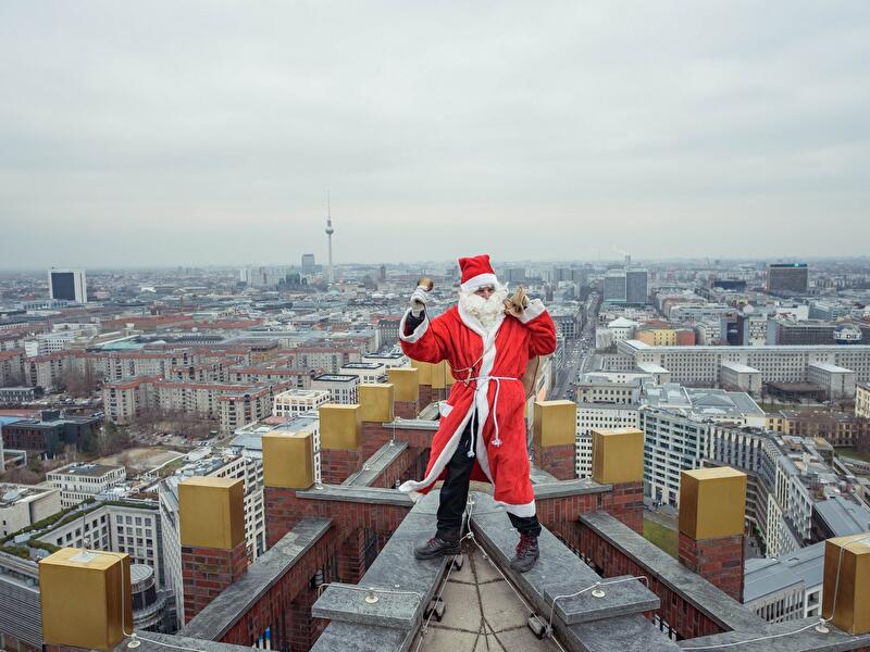 Weihnachtsmann am Kollhoff-Tower