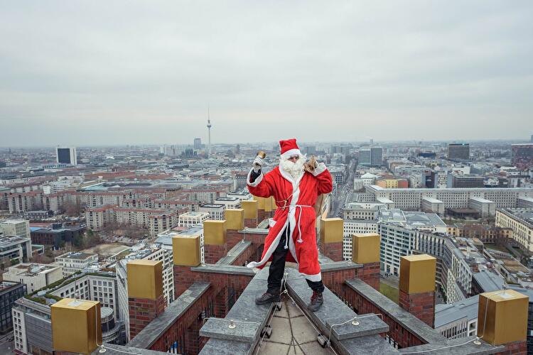 Weihnachtsmann am Kollhoff-Tower