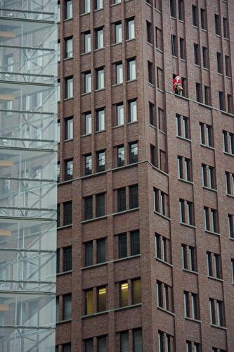 Weihnachtsmann am Kollhoff-Tower