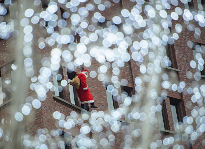Weihnachtsmann am Kollhoff-Tower