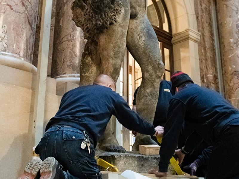 Schlüters Kolossalfiguren ziehen in das neue Humboldt Forum