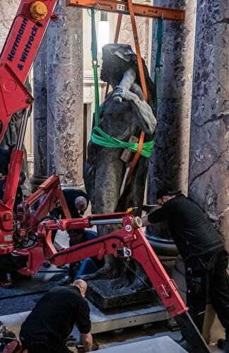 Schlüters Kolossalfiguren ziehen in das neue Humboldt Forum