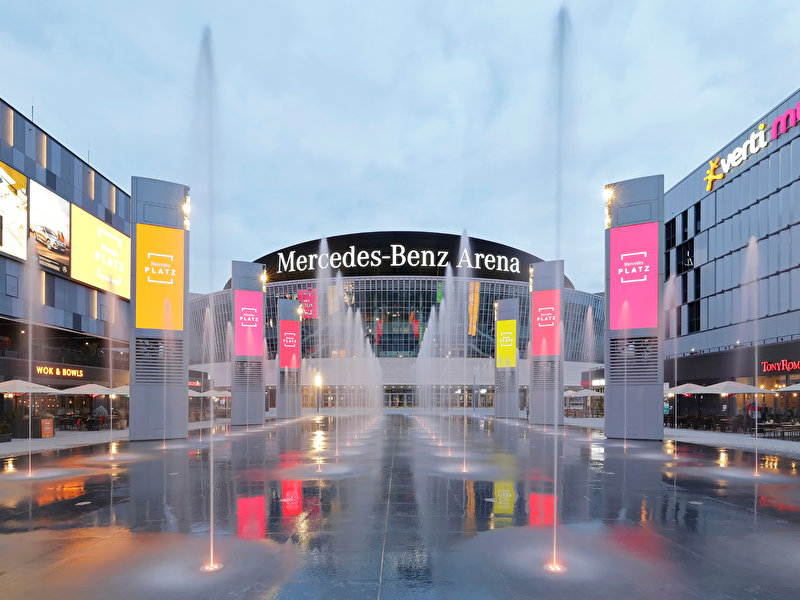 Wasserspiel: Fountains and Light am Mercedes Platz