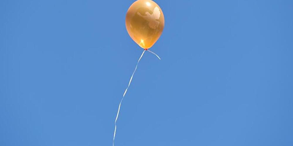 Ein Luftballon mit der Friedenstaube