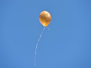 Ein Luftballon mit der Friedenstaube