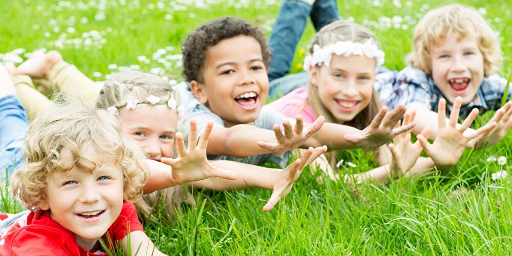 Kinder im Gras