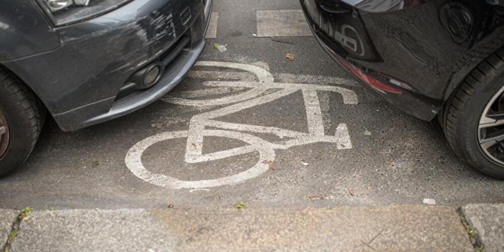 Falschparker auf einem Fahrradweg