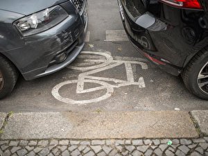 Falschparker auf einem Fahrradweg