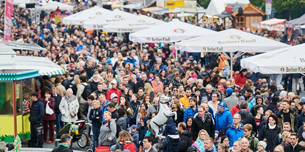 Besucher auf der Straße des 17. Juni