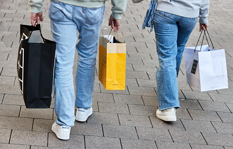 Menschen tragen Einkaufstüten