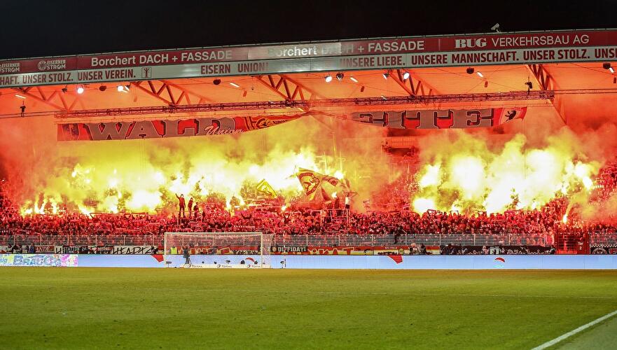 Union-Fans zünden auf der Waldseite im Fanblock Pyrotechnik