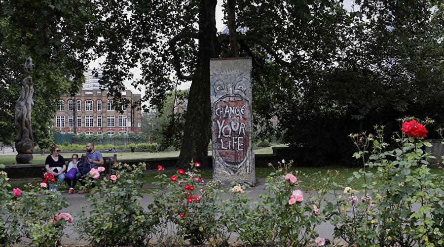 Teile der Berliner Mauer in der Welt (2)