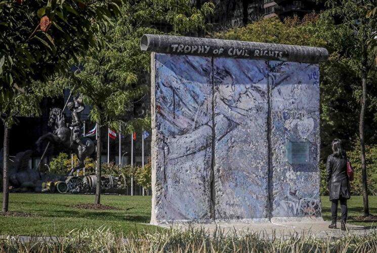 Teile der Berliner Mauer in der Welt (6)