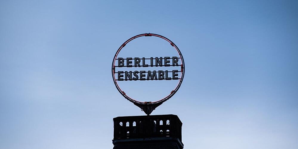 Das Logo auf dem Dach des des Theaters Berliner Ensemble