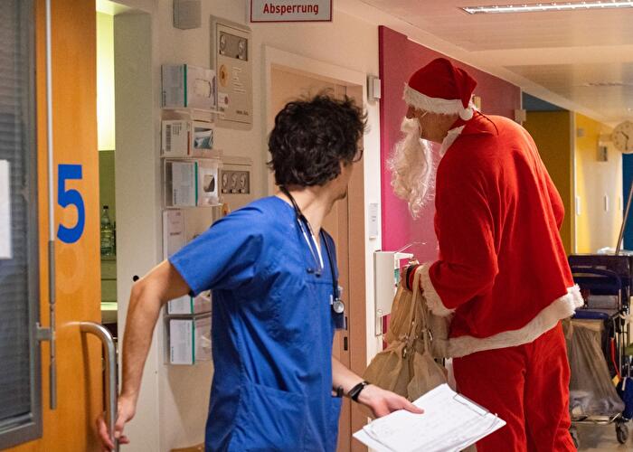 Nikoläuse in der Kinderklinik (6)