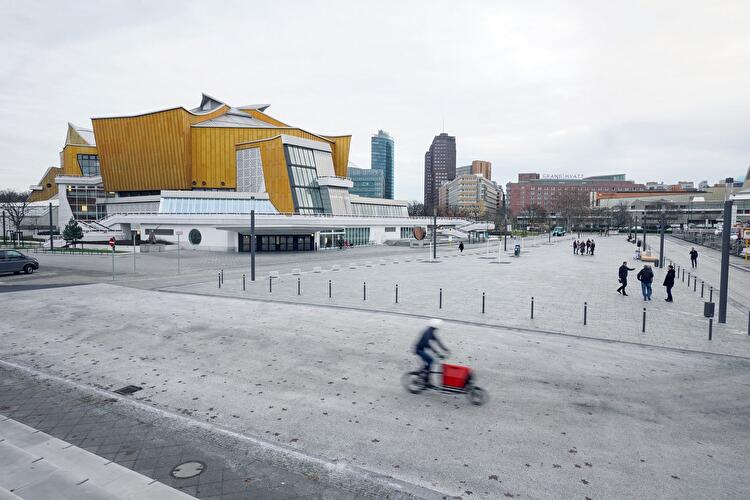 Blick auf den Scharounplatz vor der Philharmonie mit der Philharmonie im Hintergrund.