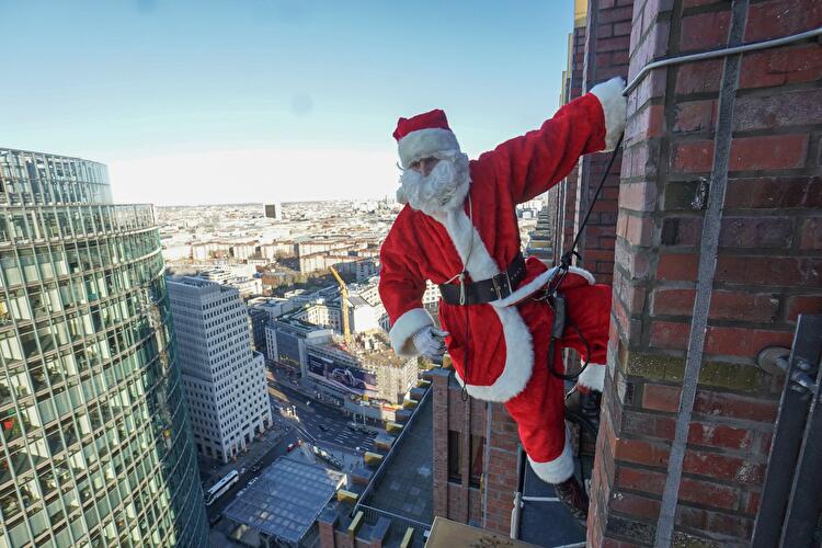 Weihnachtsmann Kletteraktion (1)