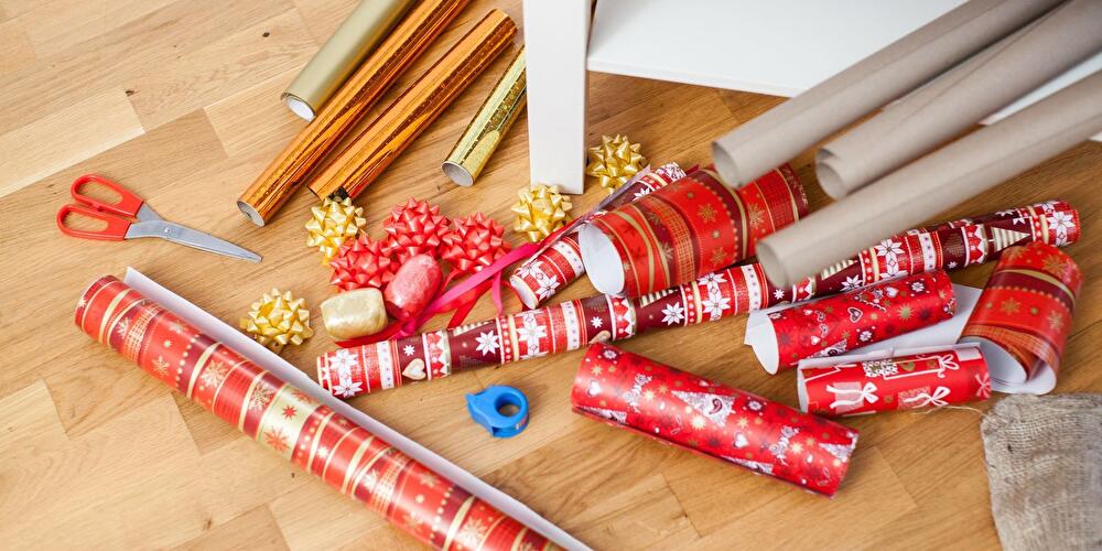 Geschenkpapier auf dem Fußboden