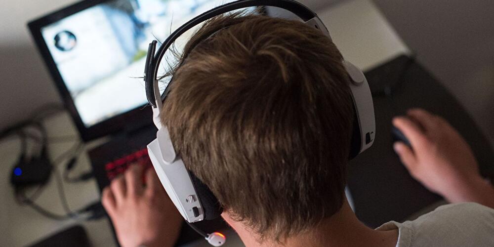 Ein Mann spielt am Laptop