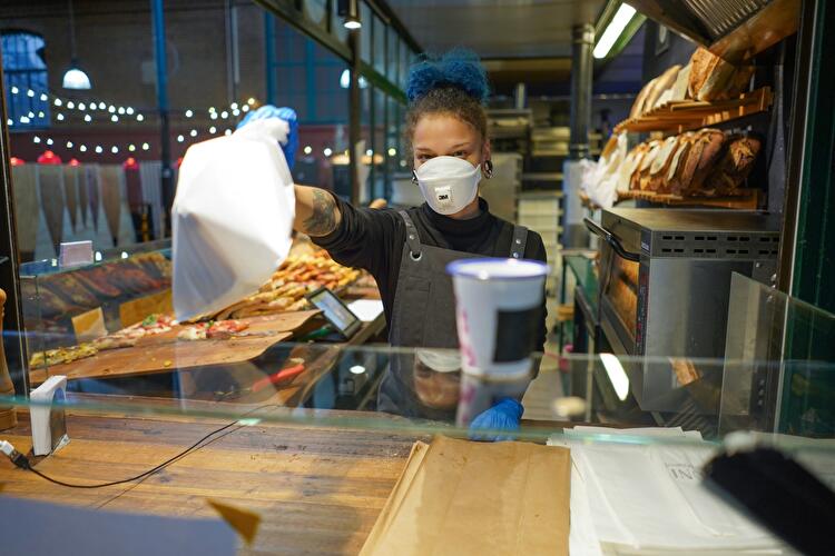 Bäckereiverkäuferin mit Mundschutz