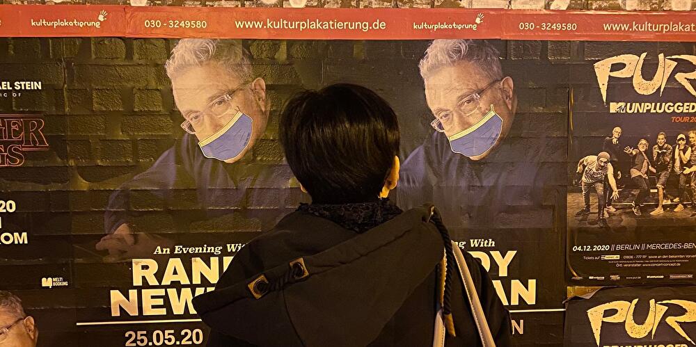 Plakat: Randy Newman mit Mundschutz