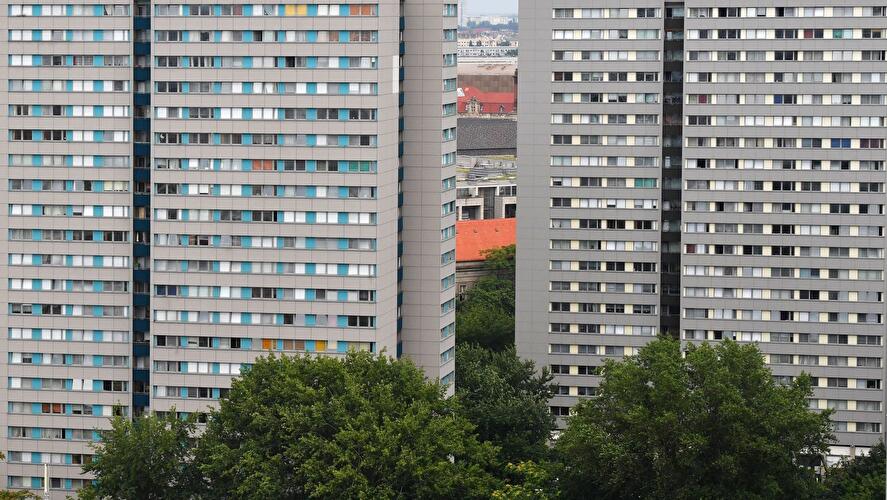 Hochhäuser auf der Fischerinsel in Berlin mit rasterartigen Fassaden und farbigen Fensterpaneelen