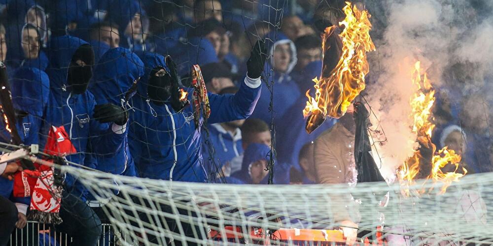 Hertha-Fans stecken im Hinspiel ein Absperrnetz in Brand