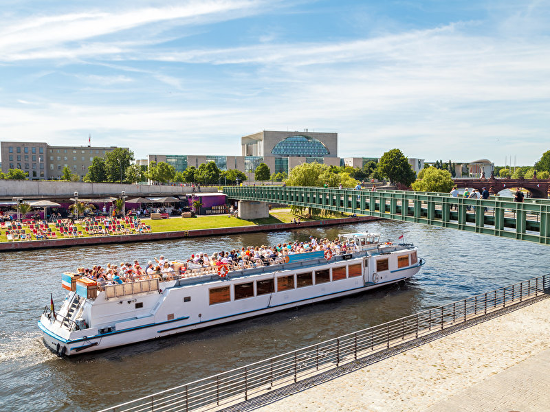 river cruise thru berlin