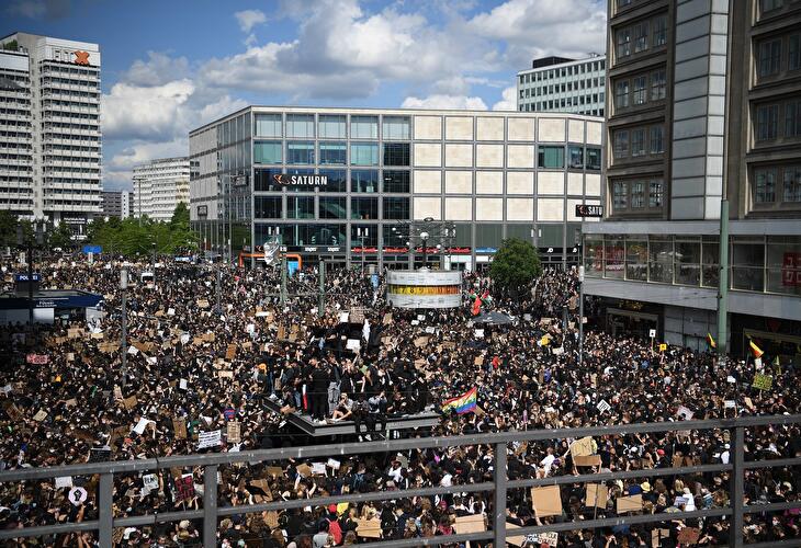 Demonstration gegen Rassismus am Alexanderplatz (7)