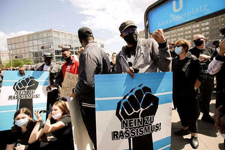 Demonstration gegen Rassismus am Alexanderplatz (2)
